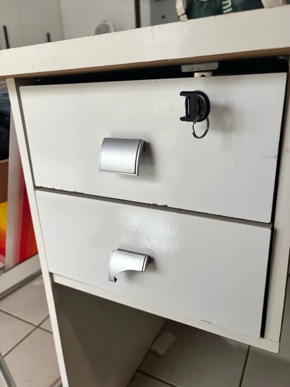 Vendo mesa escrivaninha branca usada - Foto 2