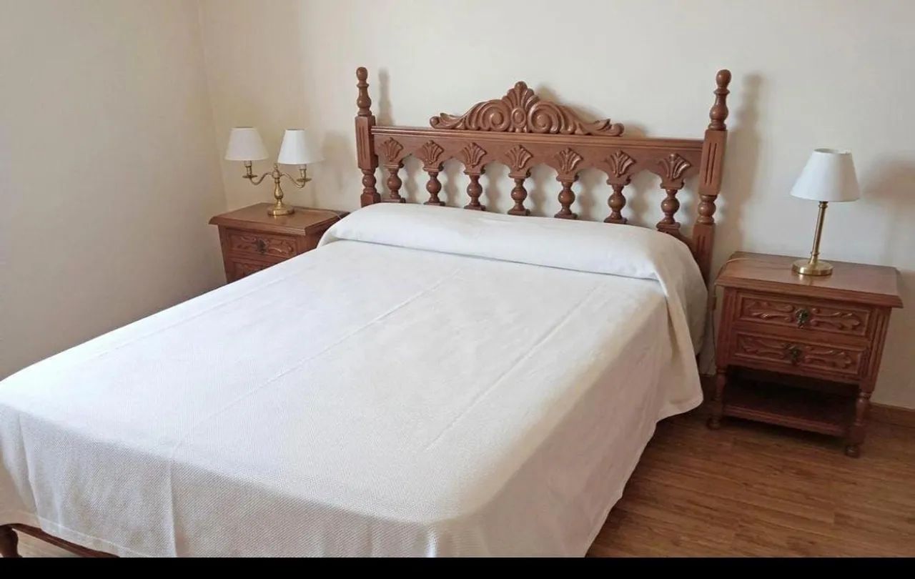 Vendo cama completa com colchão e criado mudo  - Foto 2