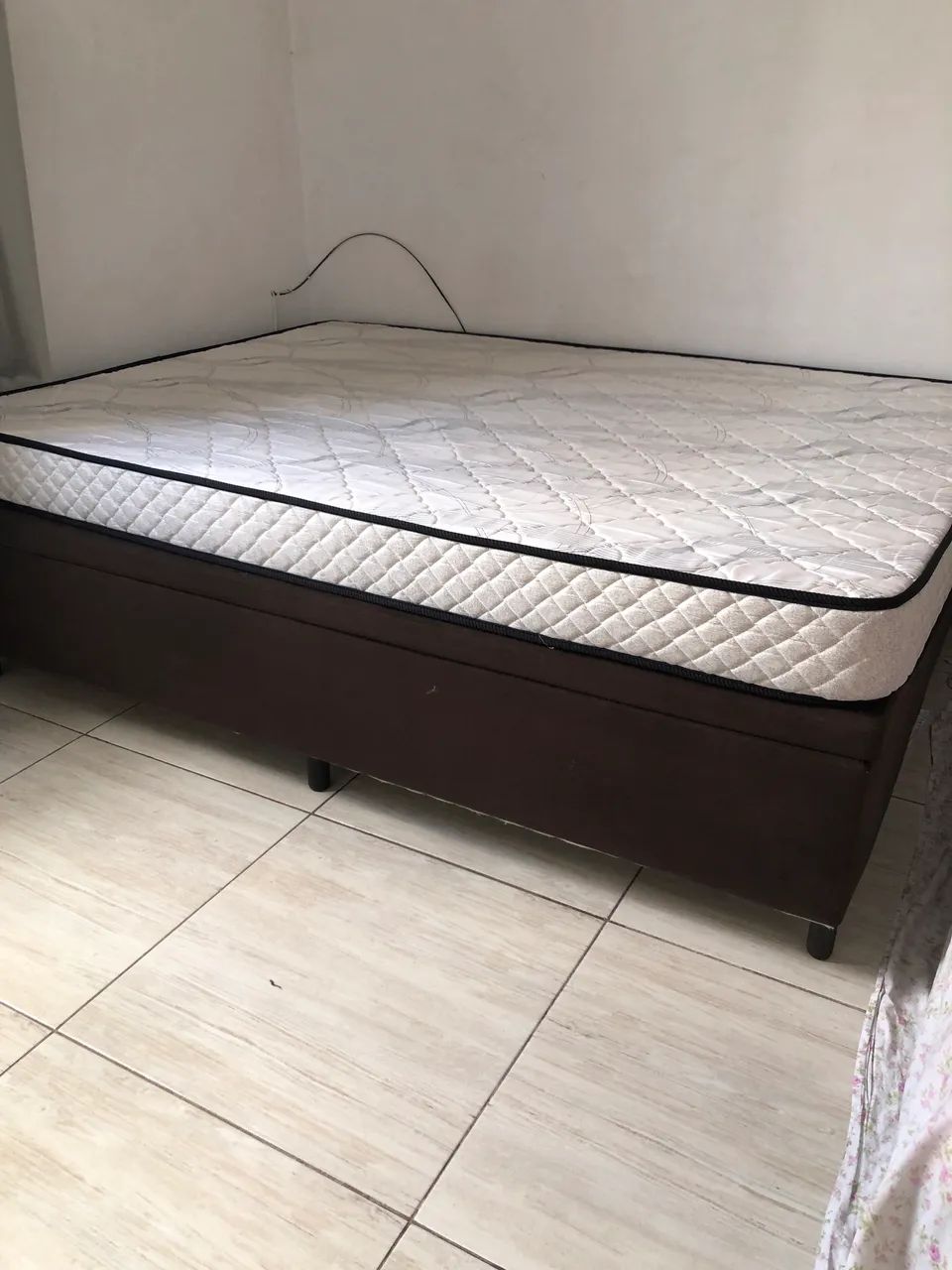 Cama, baú 