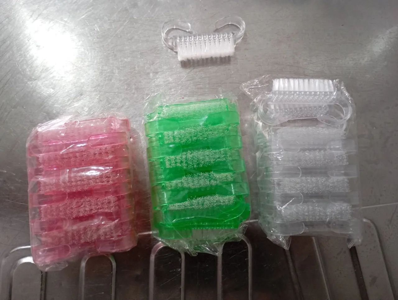 Pacote com 10 escovinhas de limpeza de unhas. - Foto 2