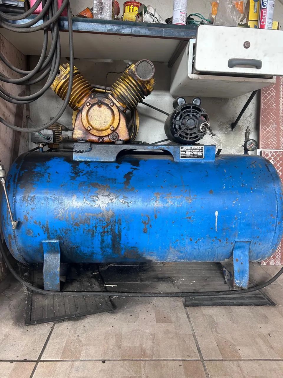 Compressor schulz  15 pés  230 litros  motor 3 cv