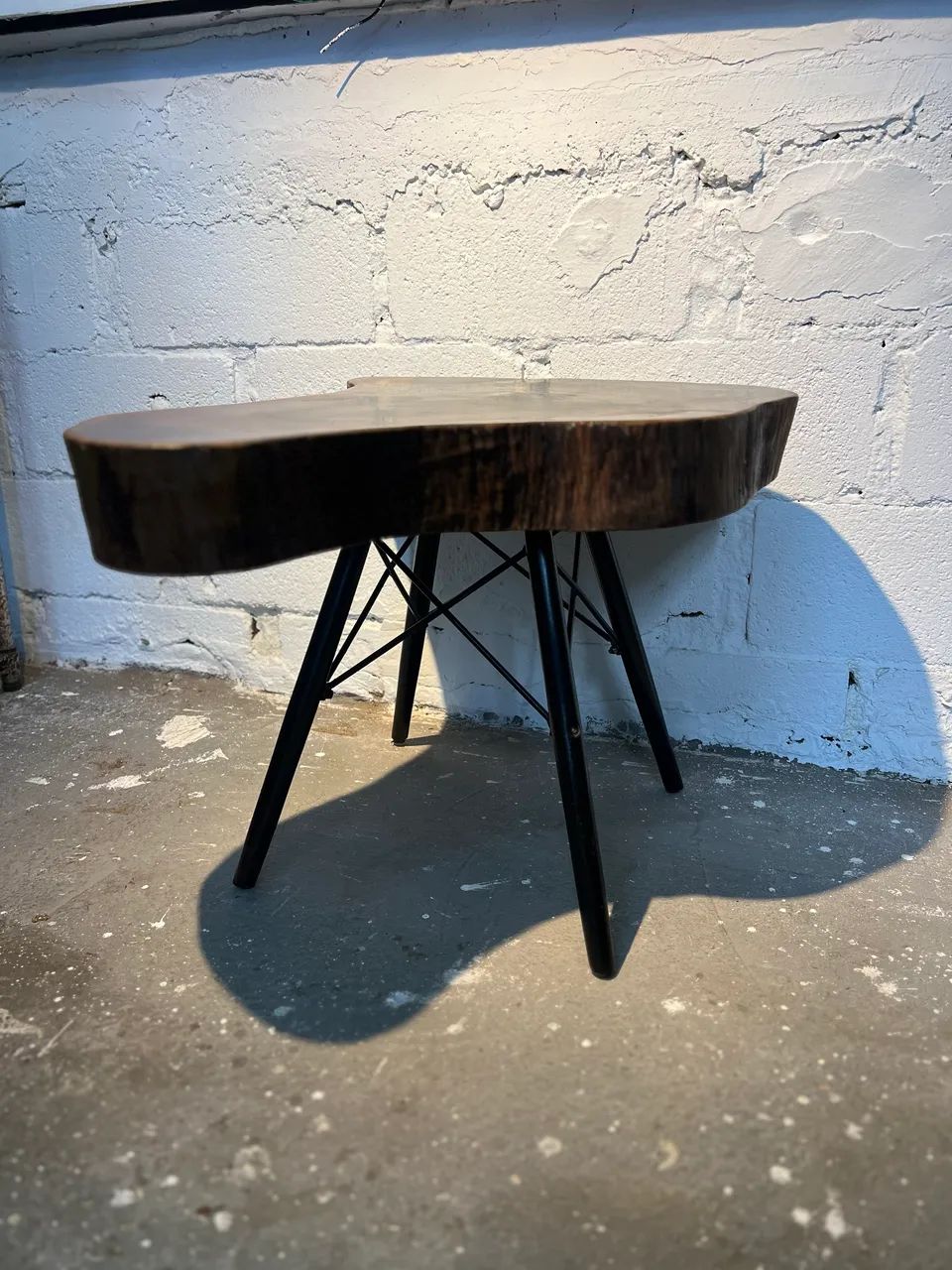Mesa auxiliar em madeira nobre, estilo industrial.  - Foto 5