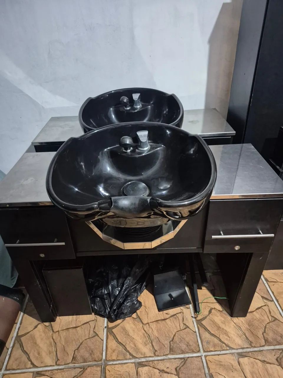 Lavatório com bancada inox com tomadas embutidos 