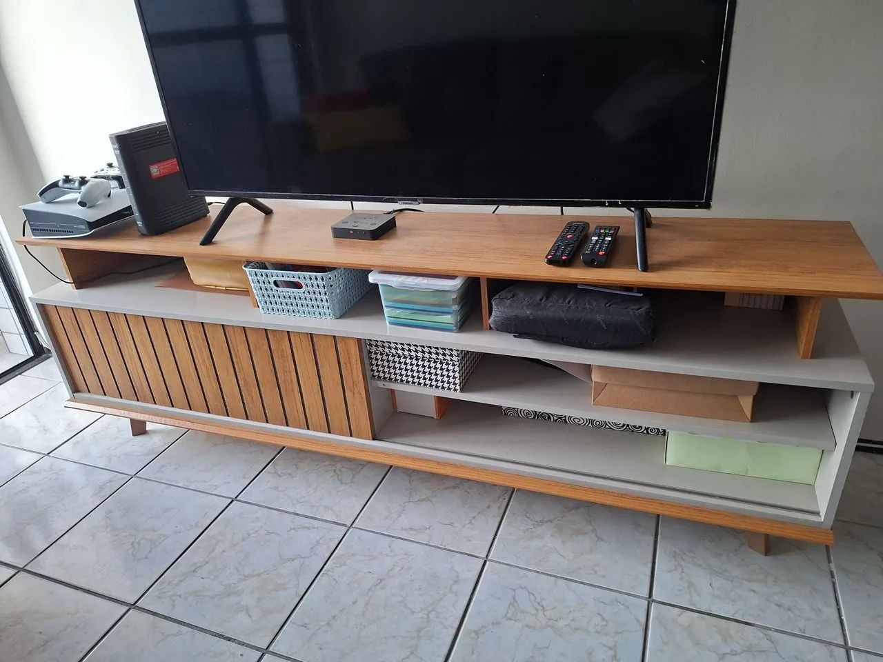 Rack para TV em MDF com nichos e acabamento amadeirado - Foto 4