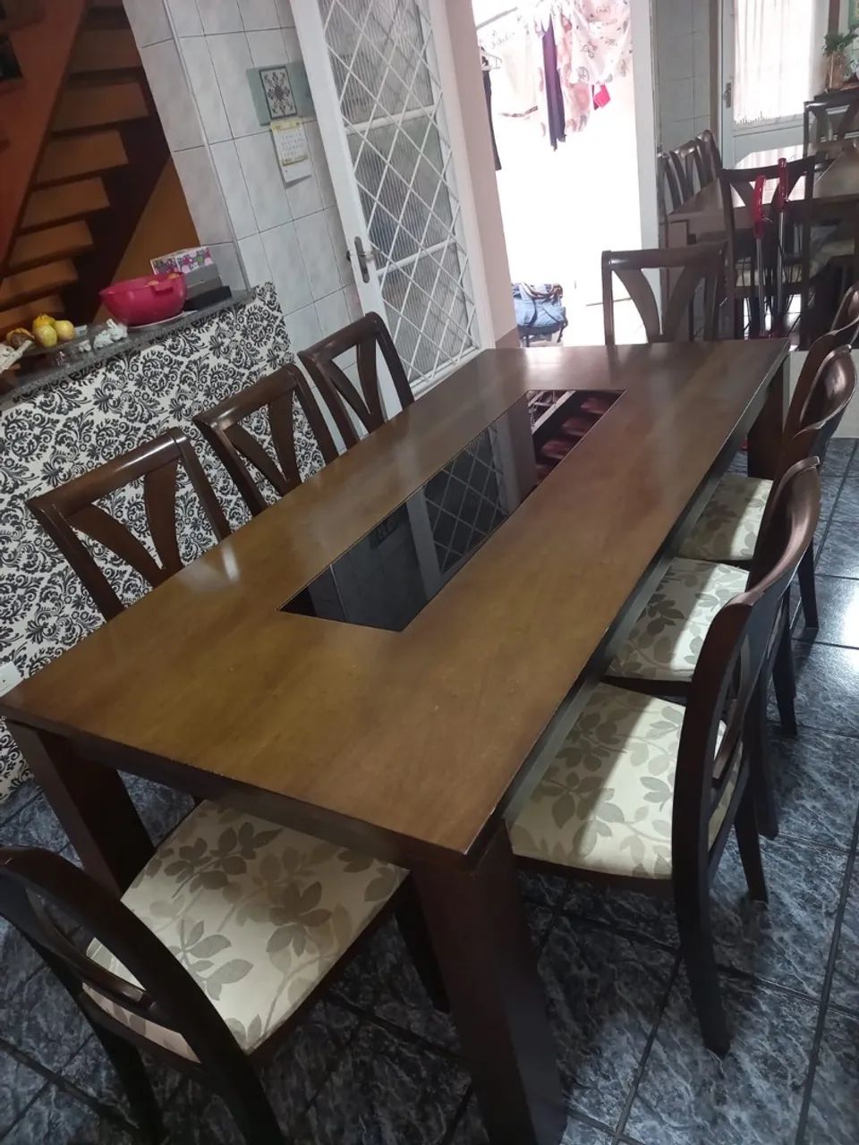 mesa de jantar de madeira com 8 cadeiras