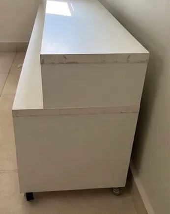 Rack grande branco e amadeirado com 3 portas ? R$ 600