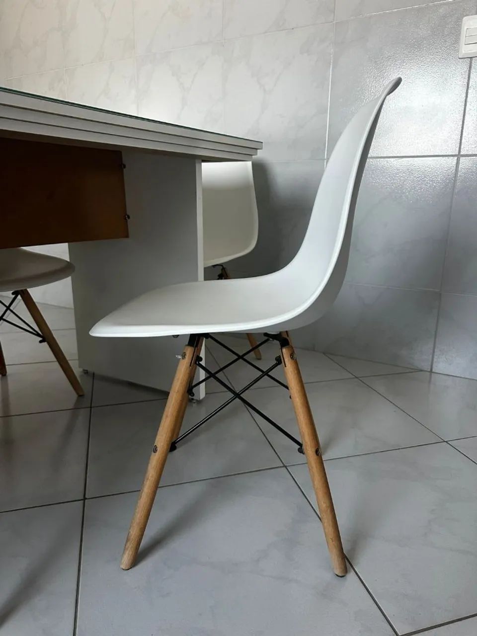 Mesa em MDF com 6 cadeiras - Foto 3