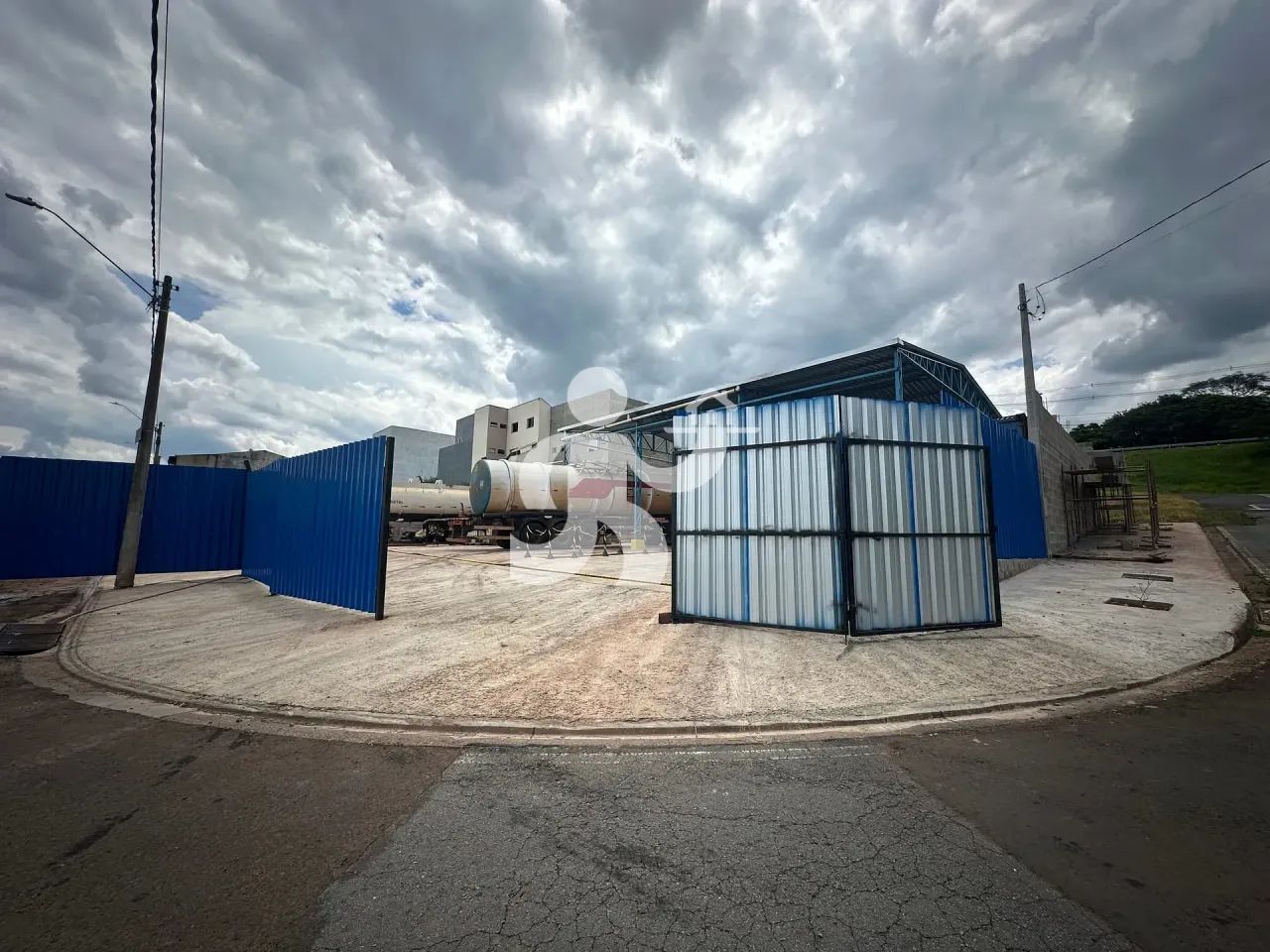 Barracão Industrial com Piso de Concreto Reforçado e 1108m²! Ideal para Transportadoras e  - Foto 2