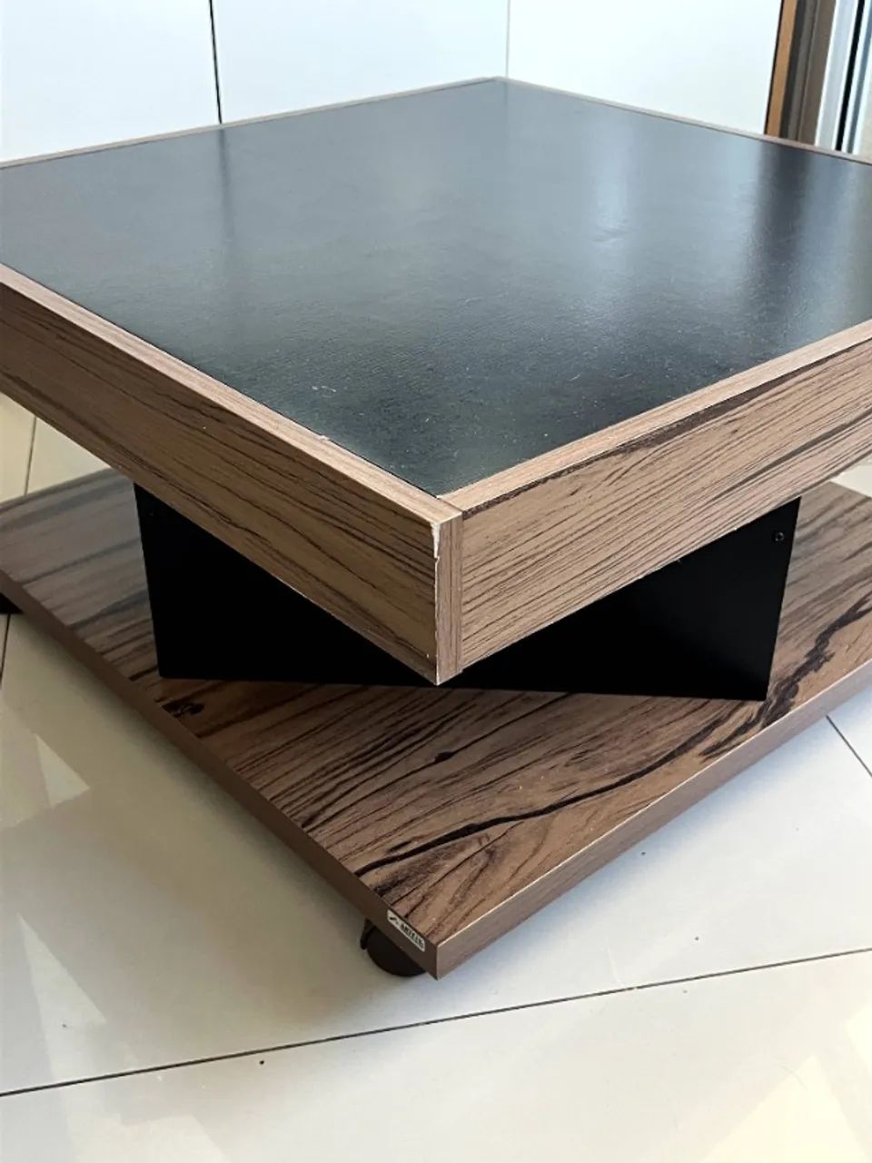 Mesa de centro preta com rodinhas (outlet) - Foto 4