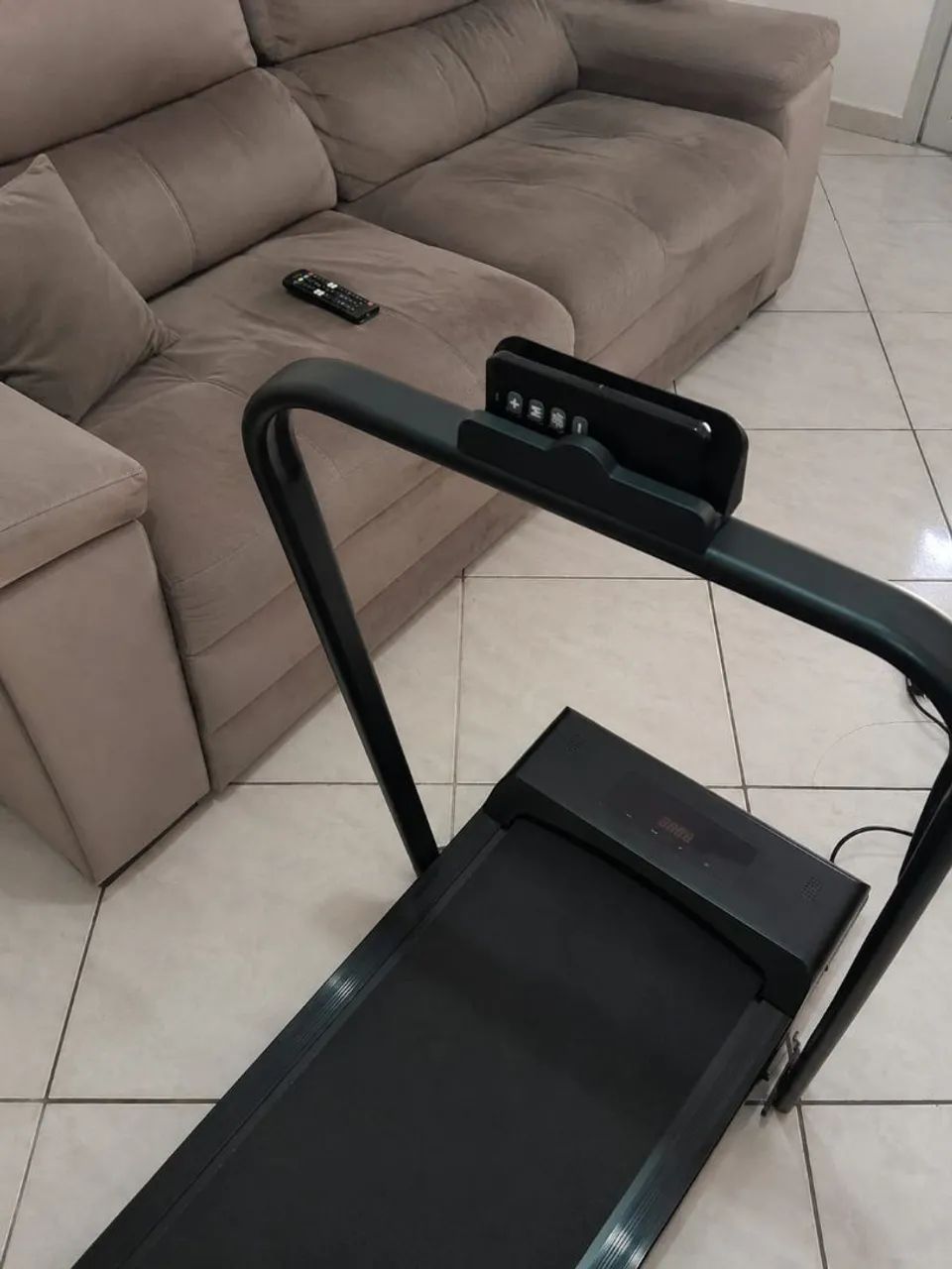 Esteira compacta com controle remoto