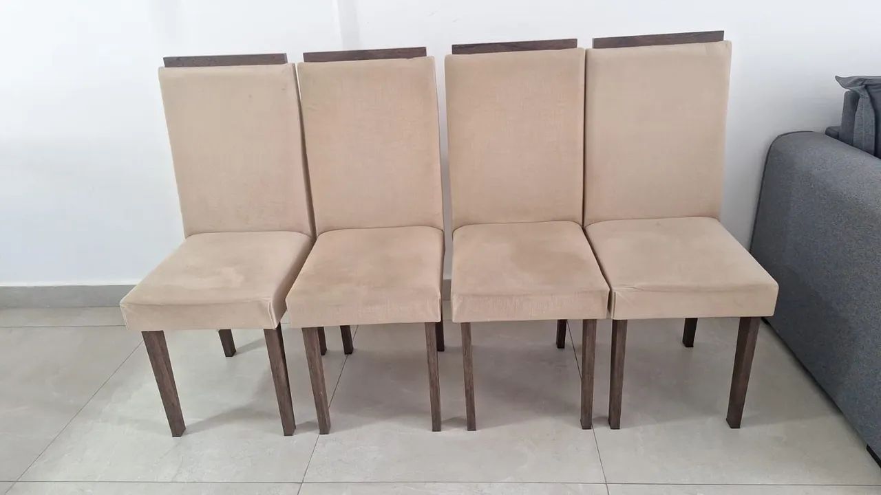 Mesa com tampo de vidro e com 4 cadeiras - Foto 2