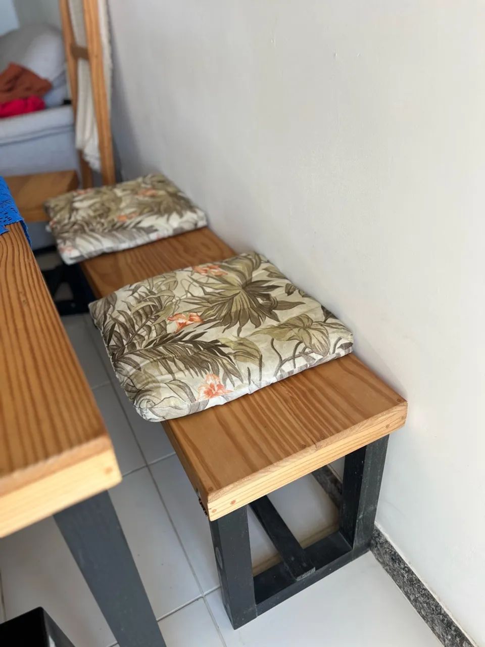 Mesa com 4 cadeiras e três bancos. (Duas almofadas de brinde) - Foto 4