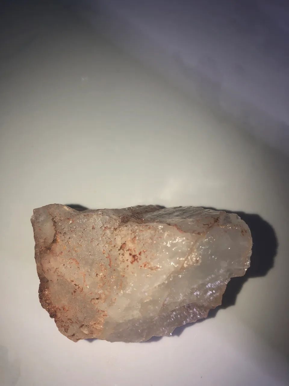 quartzo leitoso com óxido de ferro