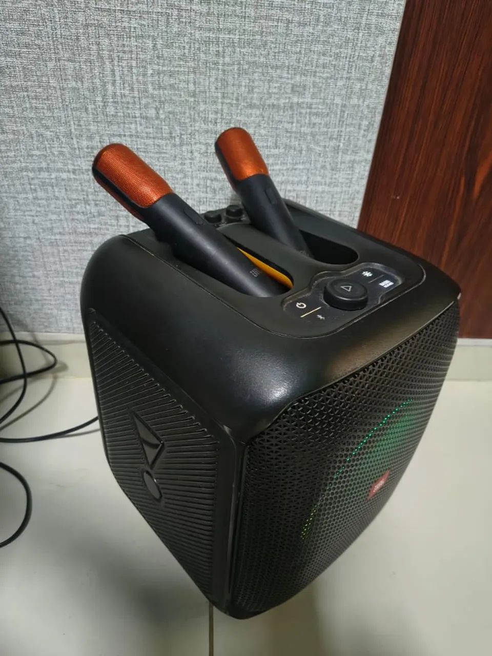 Caixa de som Partybox Encore com dois microfones - Foto 2