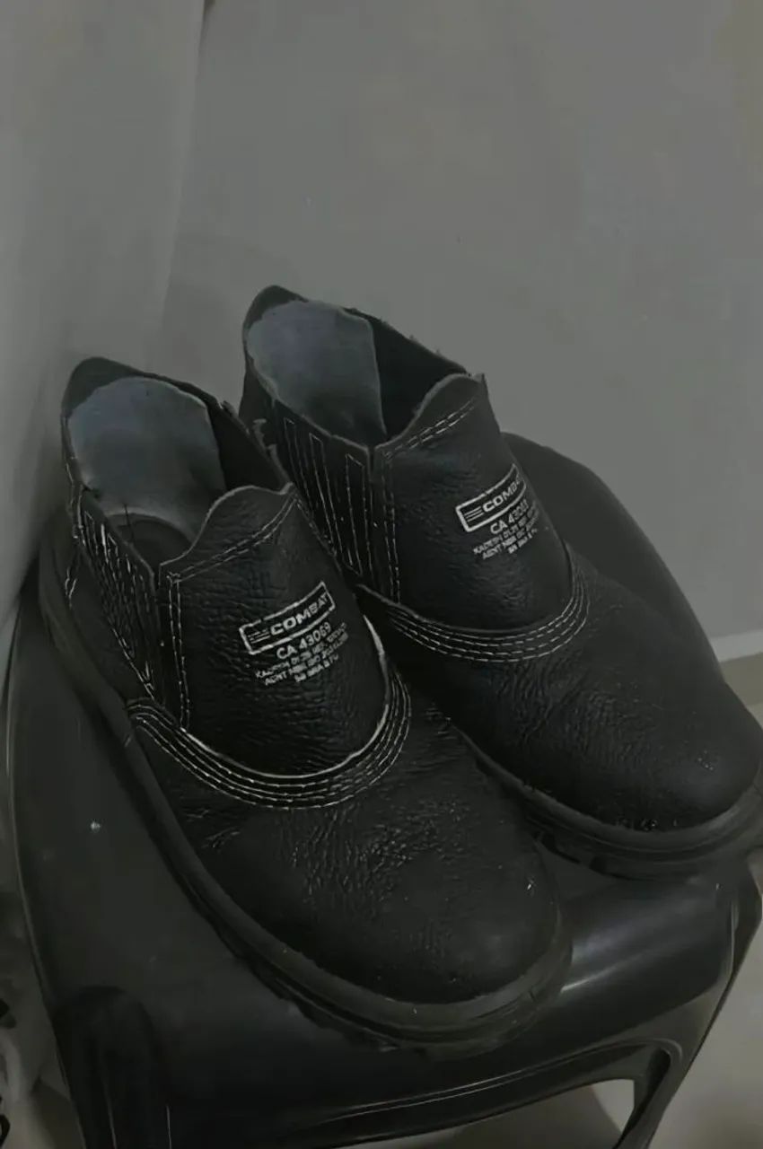 Bota com bico de aço