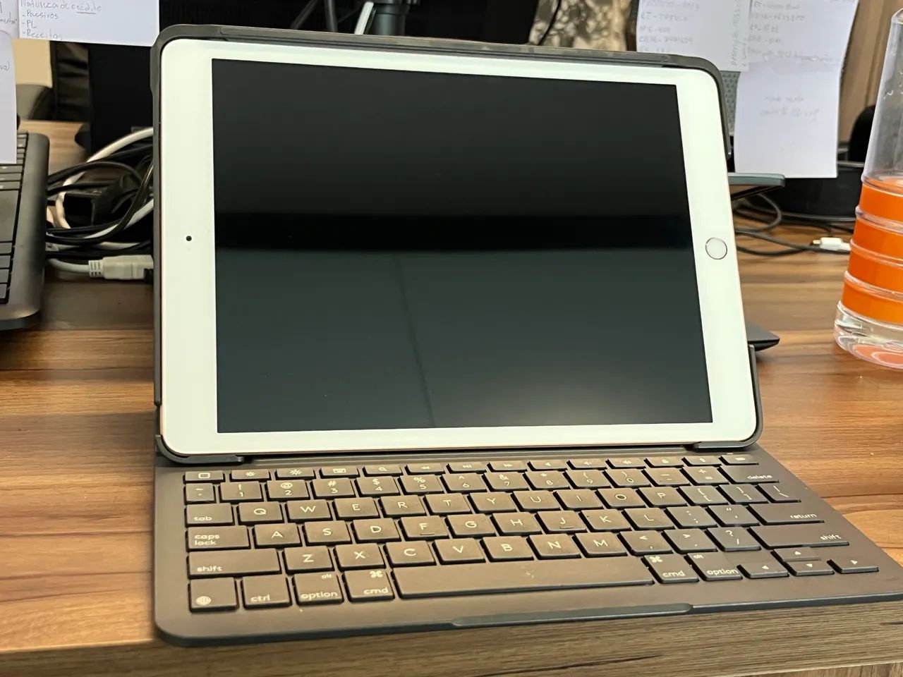 Ipad 8 32gb + Teclado Logitech original - Foto 4