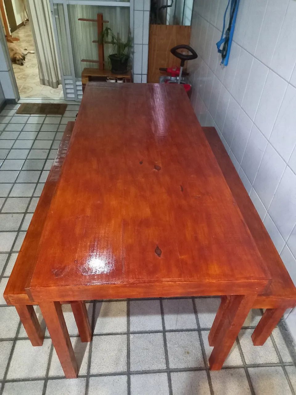 Mesa e banos rústicos de madeira