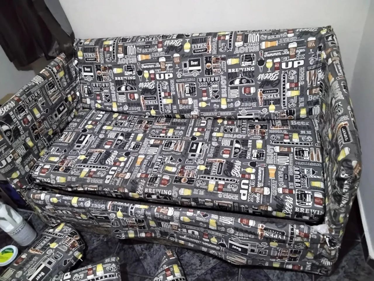 Sofá Cama com pés de ferro resistente.