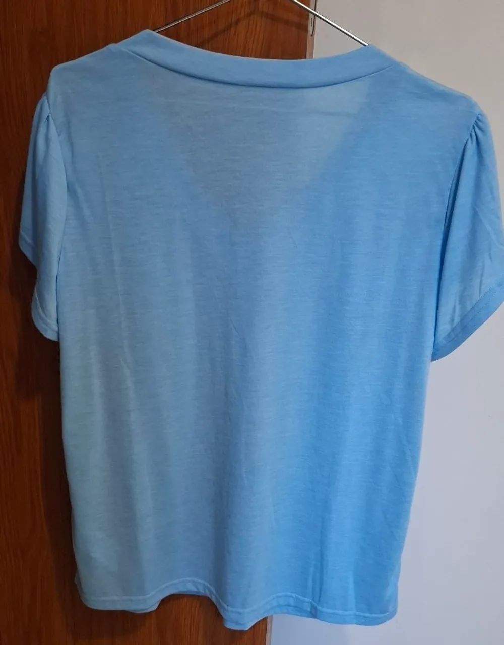 Blusa Feminina De Manga Curta E Gola V  - Foto 4