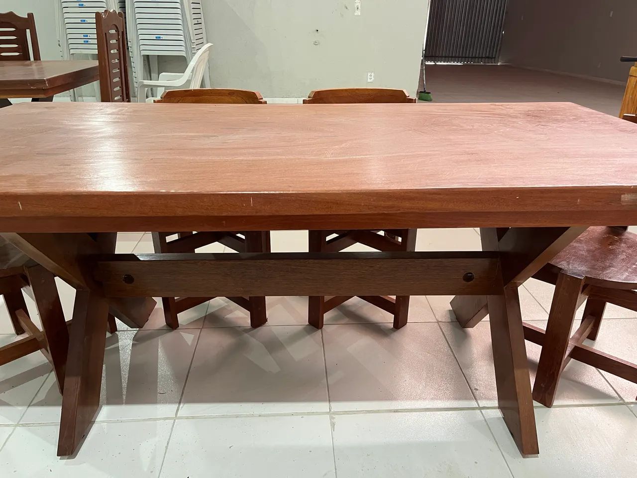 MESA DE JANTAR EM MADEIRA MACIÇA COM 6 CADEIRAS - Foto 4