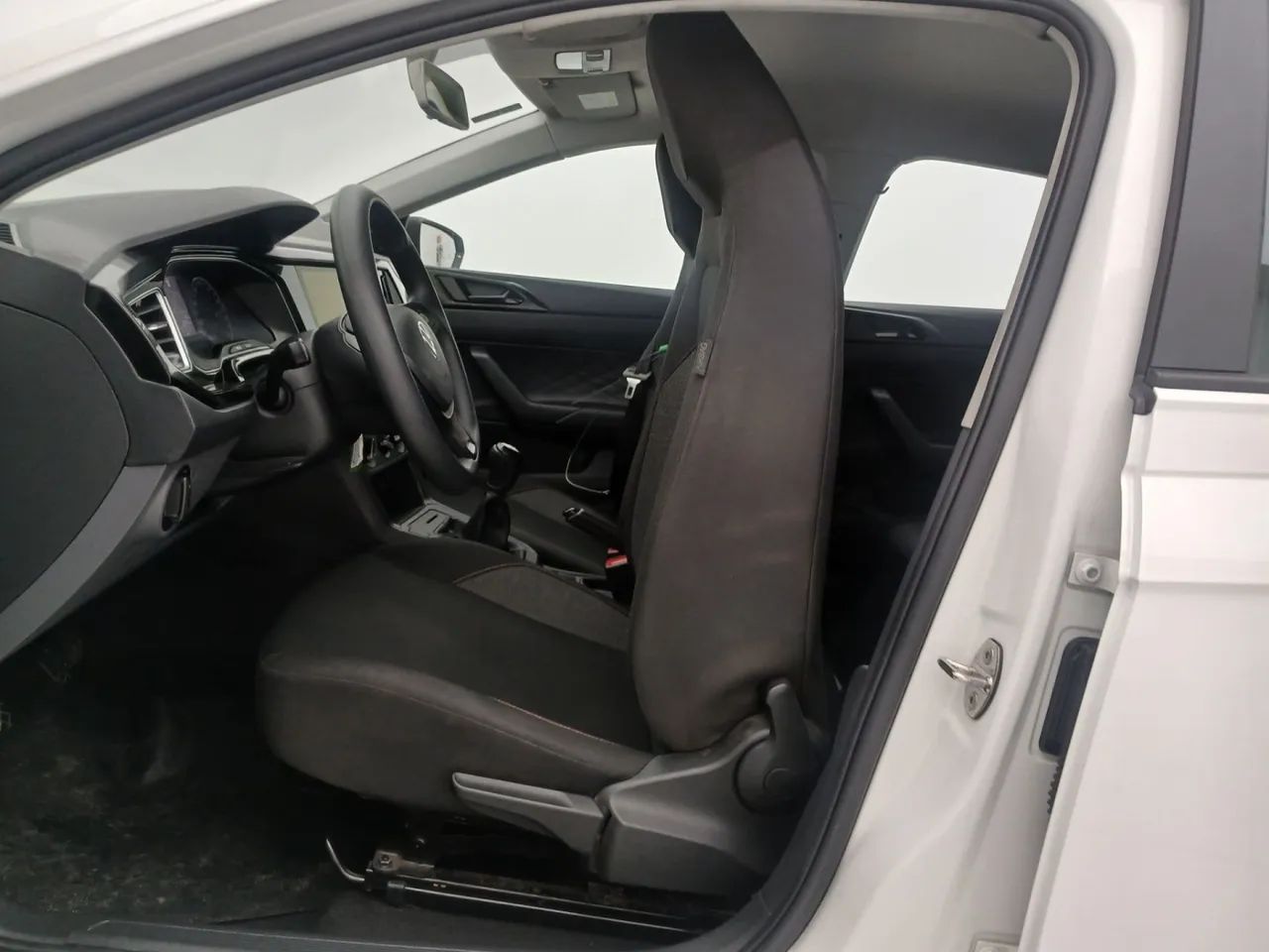 Volkswagen Polo Track 1.0 Flex 12V 5p, foto 16 de 18