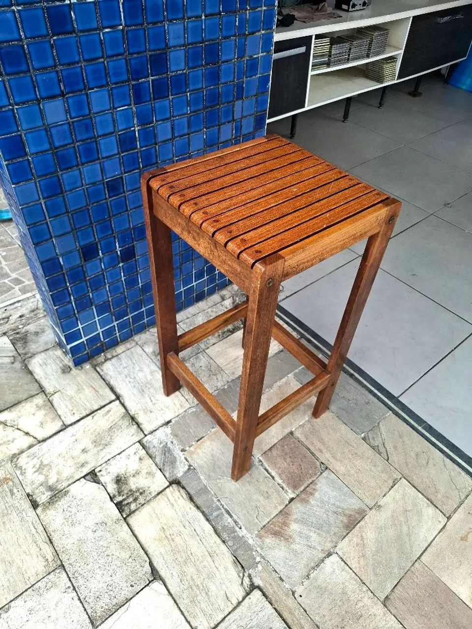 Banco alto de Madeira Maciça - Foto 2