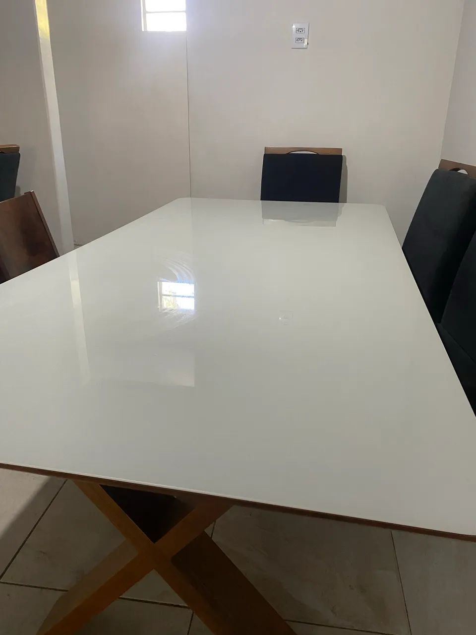 Mesa de madeira com vidro laqueado 