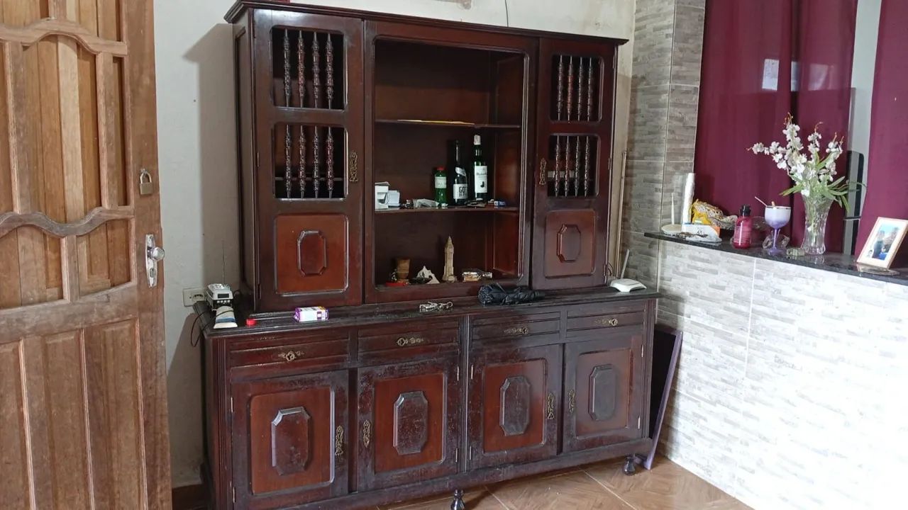 Armário em madeira. 