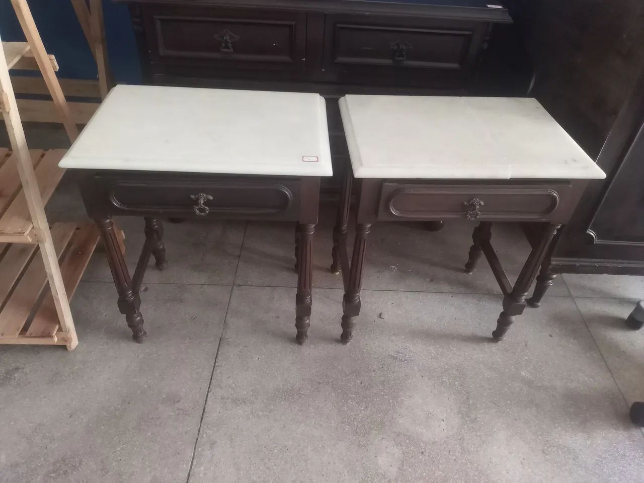 Mesa de cabeceira colonial com tampo em mármore 