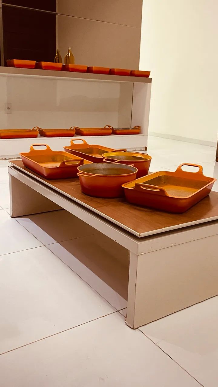 Mesa de cento com banqueta do lado 