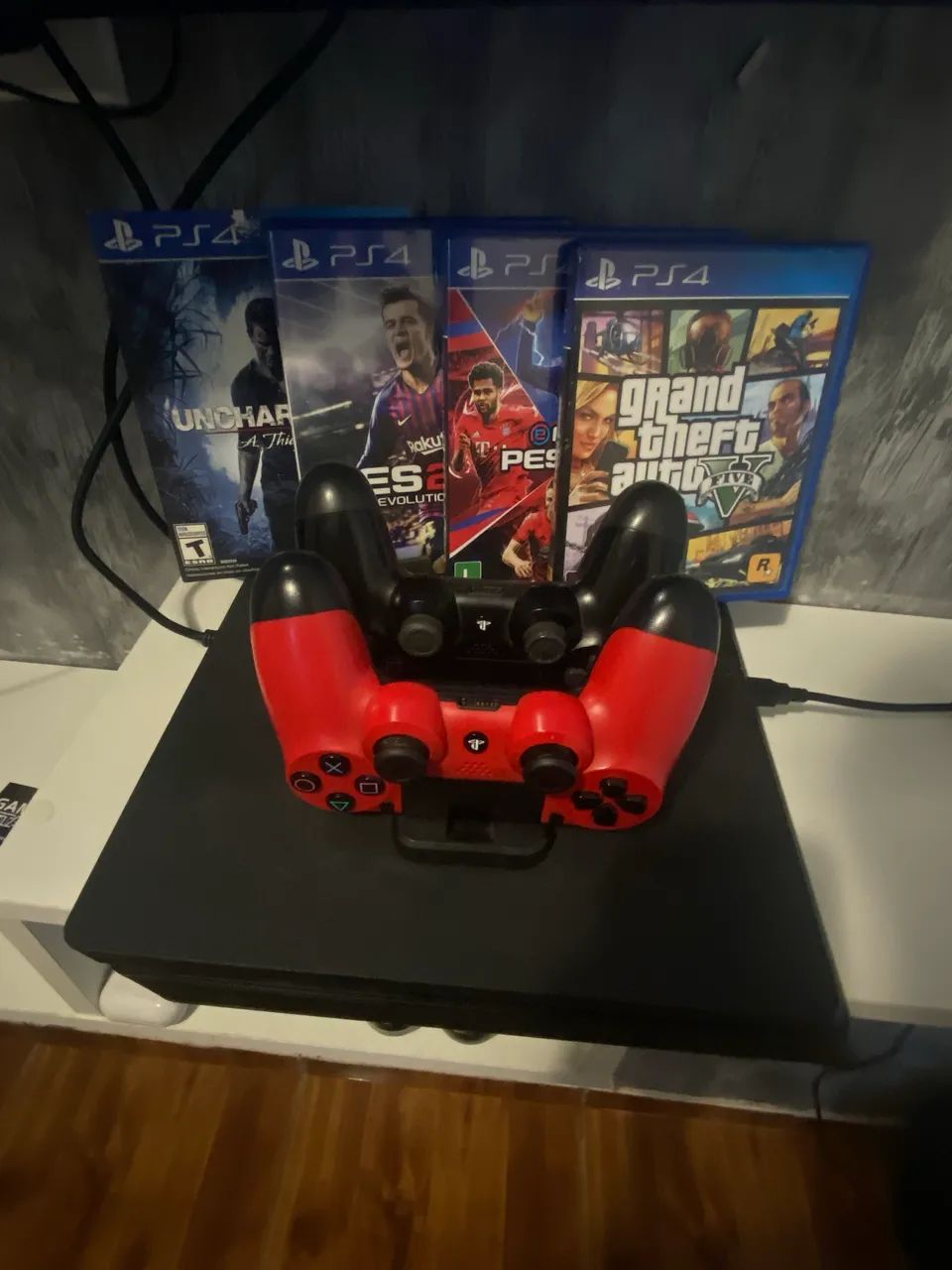 PS4 ZERADO 4 Jogos midia 2 Controles Com caixa !!!