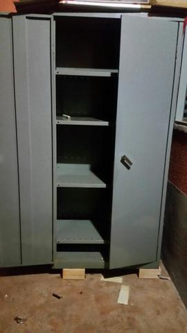 Vendo armário de aço cm duas portas e 4 pratileiras - Foto 2