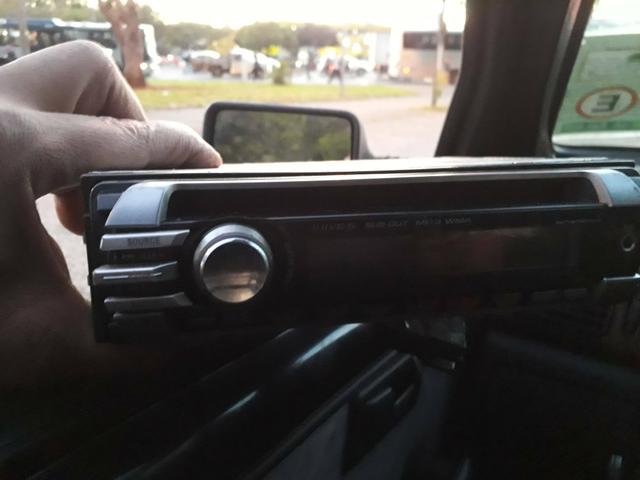 Rádio Sony e um par de auto falantes 100.00