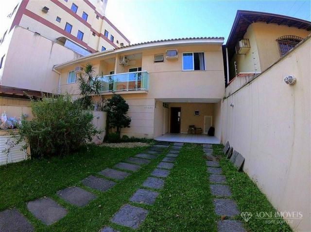 Casa duplex com 4 dormitórios, sol da manhã, lazer com churrasqueira e quintal, 3 vagas de