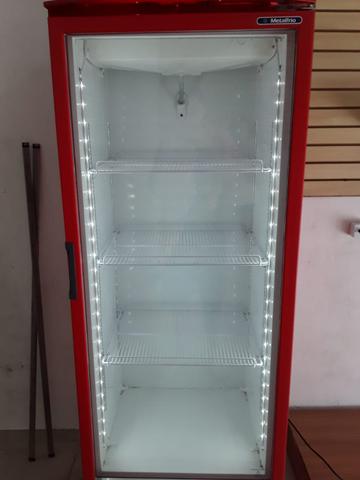Geladeira e mesas de escritório
