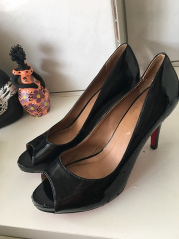 sapato sola vermelha marca