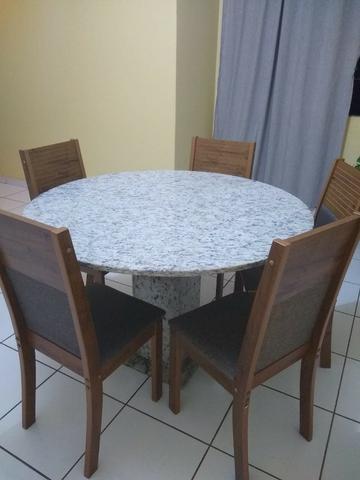 Mesa redonda com 5 cadeiras