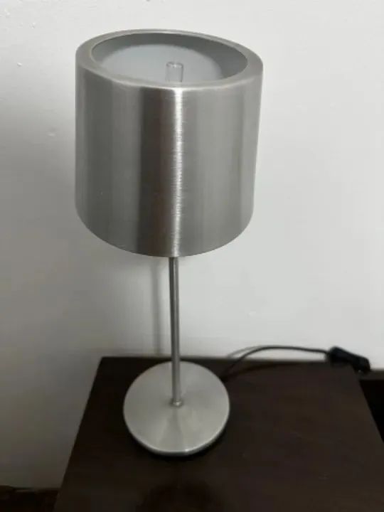 Abajur Moderno Tok&Stok em Aço Escovado com Lâmpada LED - Foto 2