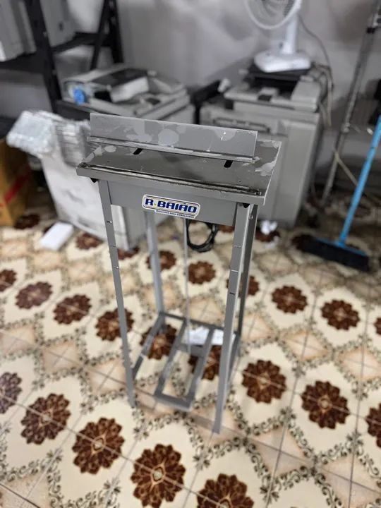 Máquina seladora para fechar embalagens
