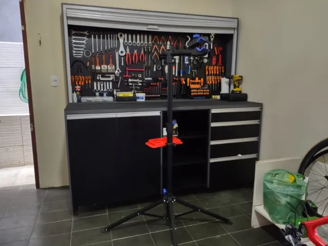 Vendo Bancada emborrachada com Painel de ferramentas com portas sanfonadas