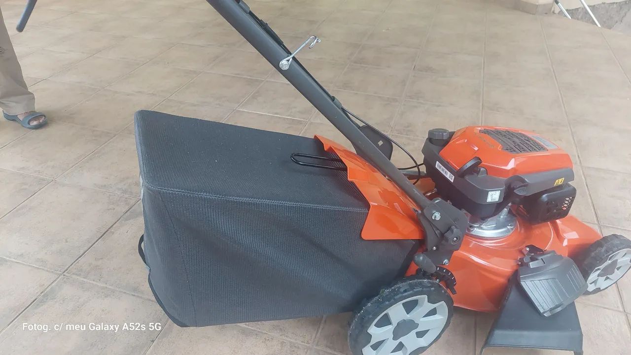 Máquina de cortar grama a gasolina com tração Husqvarna - Foto 3