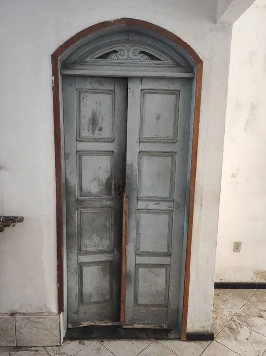 Porta de madeira maciça - estilo colonial