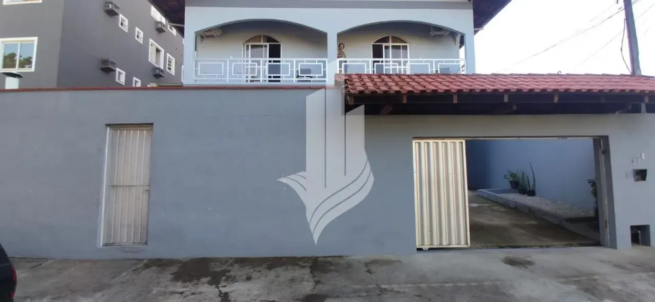 Ótima casa em rua tranquilo, com amplo espaço e 3 kitnets instaladas, possibilidade de mai