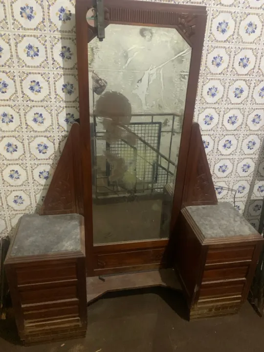 Antiga penteadeira com espelho