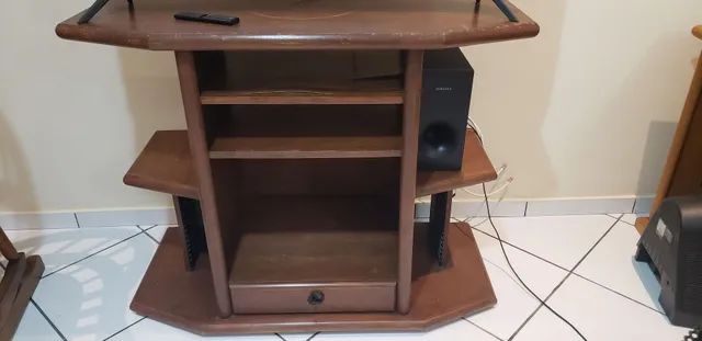Rack de madeira com rodinhas para deslocamento