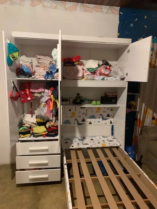 Cama Infantil Branca com Guarda-Roupas