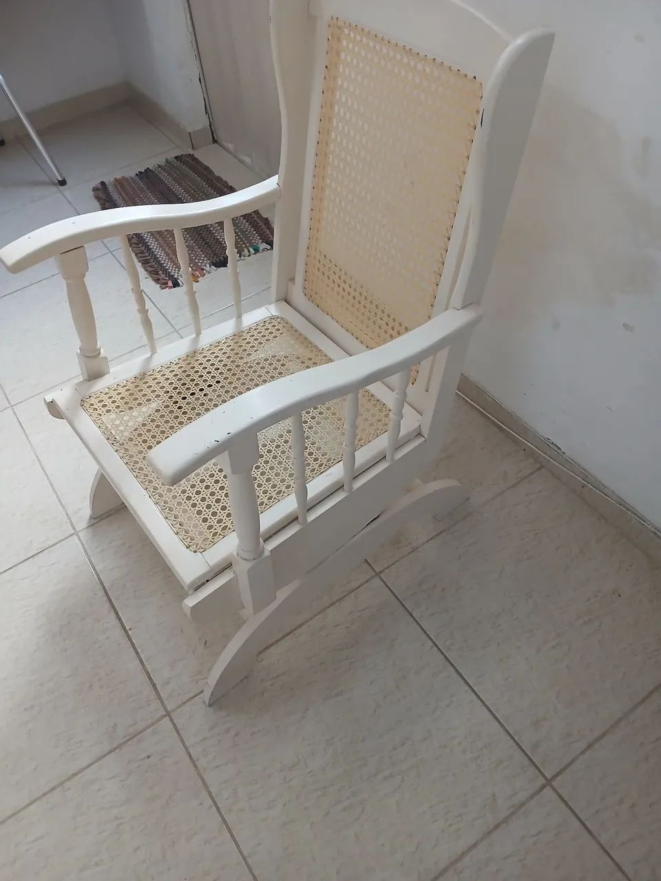 CADEIRA DE BALOIÇO ANTIGA EM MEDEIRA MACISSA COM FORRO DE CORDA MARÍTIMA.  - Foto 2