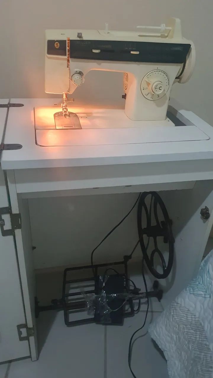 Máquina de Costura Singer com gabinete - Foto 2