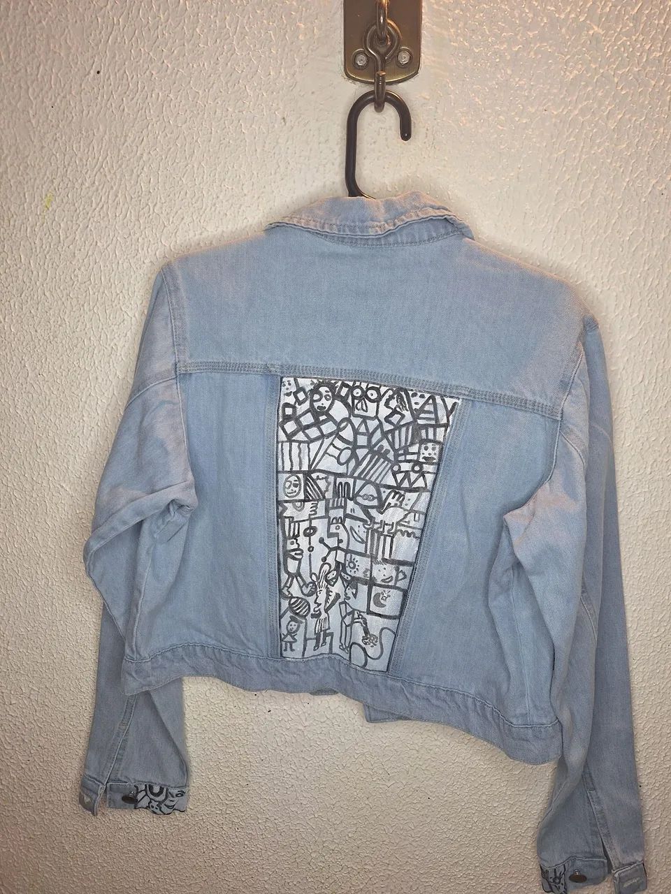 Jaqueta Jeans Pintada a mão  - Foto 2