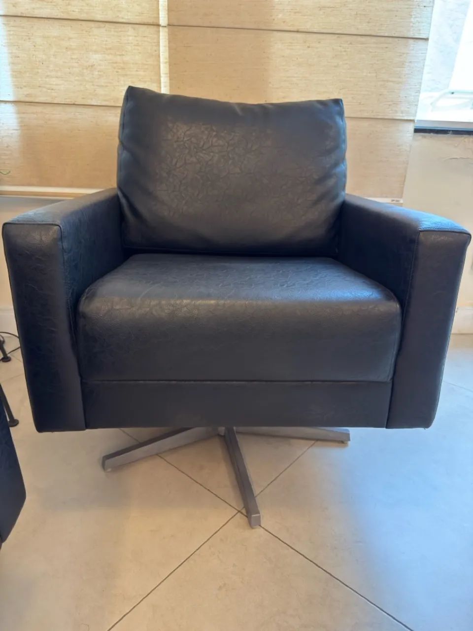 Poltrona Giratória em Corino Preto - Conforto e Estilo - Foto 2